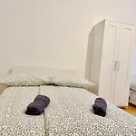 2 Bedroom Long-Term Central Apartment With Free Parking