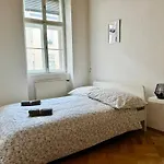 2 Bedroom Long-Term Central Apartment With Free Parking